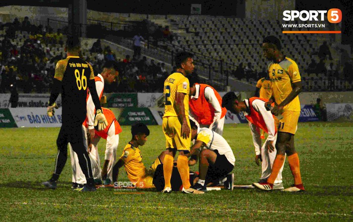 Hậu vệ nhận thẻ đỏ, Sông Lam Nghệ An bị loại khỏi Cúp Quốc gia sau trận thua 0-4 trước Thanh Hoá  - Ảnh 3.