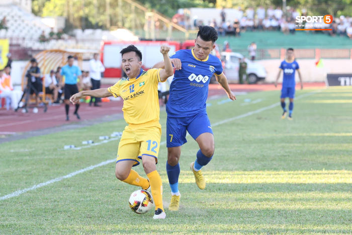 Hậu vệ nhận thẻ đỏ, Sông Lam Nghệ An bị loại khỏi Cúp Quốc gia sau trận thua 0-4 trước Thanh Hoá  - Ảnh 2.