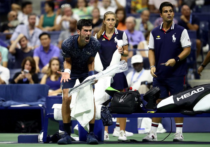 Bức ảnh Djokovic cởi trần, hớn hở chờ đối thủ thay quần gây tranh cãi - Ảnh 3.