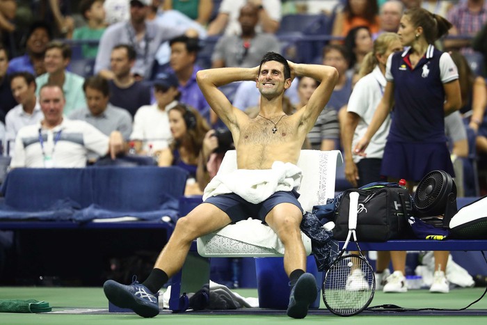 Bức ảnh Djokovic cởi trần, hớn hở chờ đối thủ thay quần gây tranh cãi - Ảnh 6.