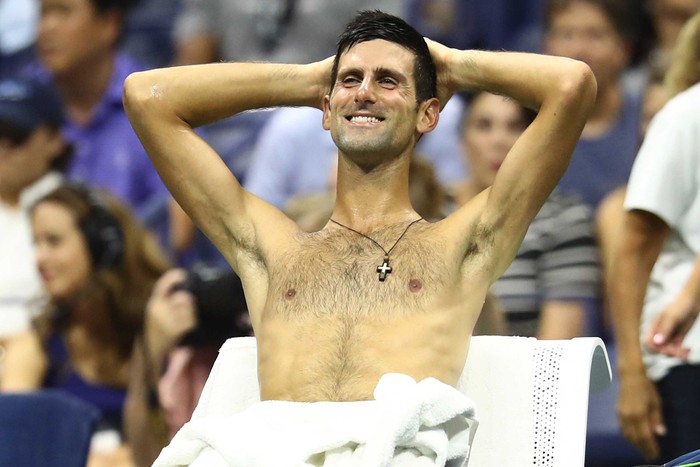 Bức ảnh Djokovic cởi trần, hớn hở chờ đối thủ thay quần gây tranh cãi - Ảnh 7.