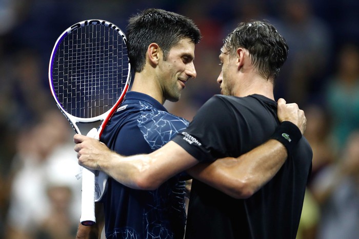 Bức ảnh Djokovic cởi trần, hớn hở chờ đối thủ thay quần gây tranh cãi - Ảnh 11.