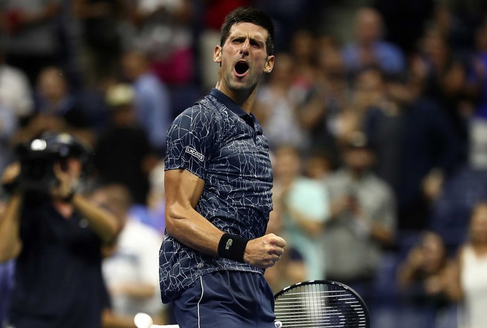 Bức ảnh Djokovic cởi trần, hớn hở chờ đối thủ thay quần gây tranh cãi - Ảnh 2.