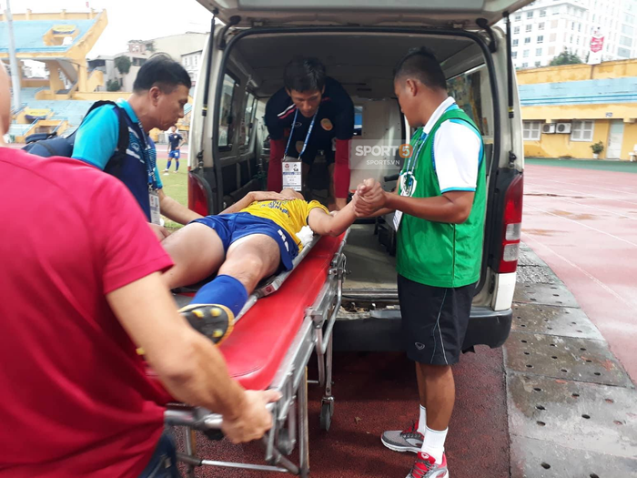 Cầu thủ có tên tỉnh Đồng Tháp bị trật khớp vai, phải rời sân bằng xe cấp cứu - Ảnh 3.