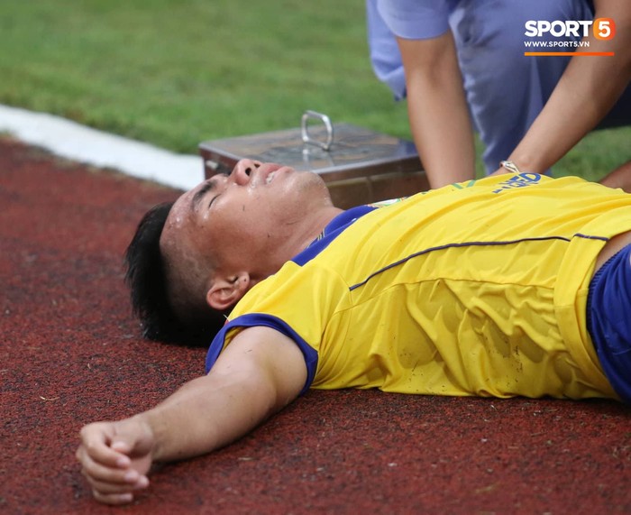 Cầu thủ có tên tỉnh Đồng Tháp bị trật khớp vai, phải rời sân bằng xe cấp cứu - Ảnh 2.