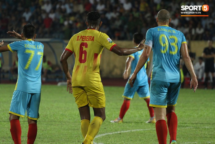 Hậu vệ Khánh Hòa xông vào gây gổ với cầu thủ Nam Định sau trận đấu - Ảnh 2.