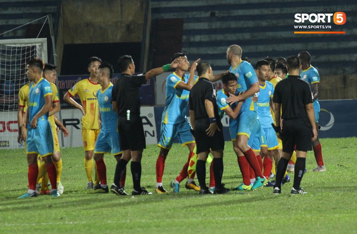 Hậu vệ Khánh Hòa xông vào gây gổ với cầu thủ Nam Định sau trận đấu - Ảnh 1.