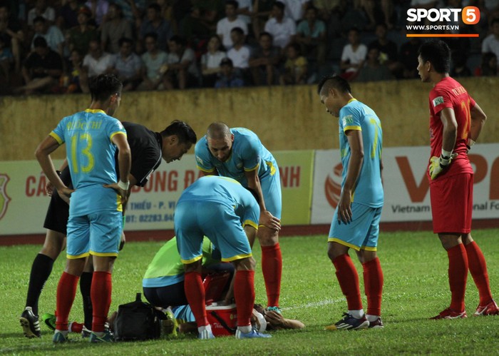 Hậu vệ Khánh Hòa xông vào gây gổ với cầu thủ Nam Định sau trận đấu - Ảnh 3.