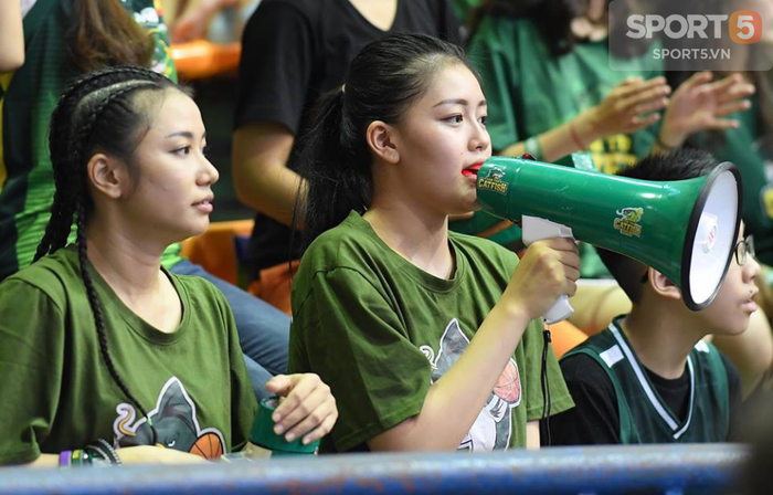 Fan nữ xinh đẹp đốt cháy nhà thi đấu Bách Khoa trong cuộc đại chiến Hanoi Buffaloes và Cantho Catfish - Ảnh 4.