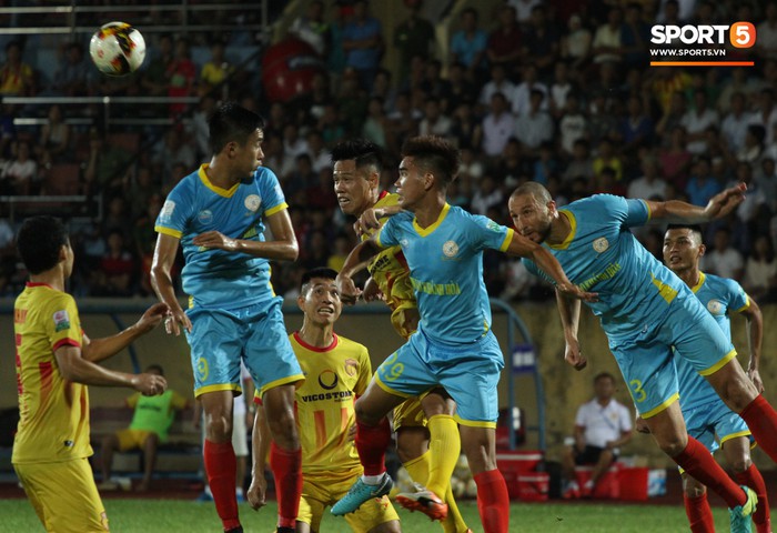 Hậu vệ Khánh Hòa xông vào gây gổ với cầu thủ Nam Định sau trận đấu - Ảnh 7.