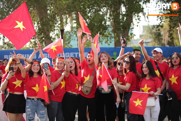 Fangirl Việt Nam và bạn bè châu lục đốt nóng khán đài Asian Cup 2019 - Ảnh 1.