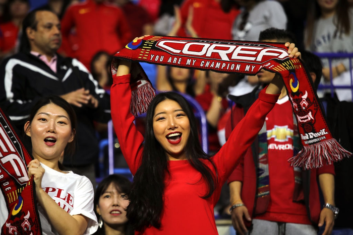 Fangirl Việt Nam và bạn bè châu lục đốt nóng khán đài Asian Cup 2019 - Ảnh 7.