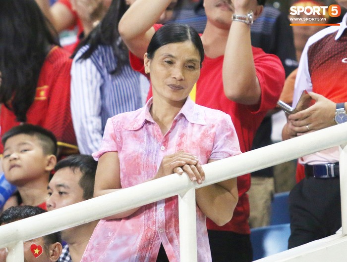 Lý giải bất ngờ của mẹ Văn Hậu về bức ảnh nhìn như thôi miên cậu con trai tại AFF Cup 2018 - Ảnh 1.