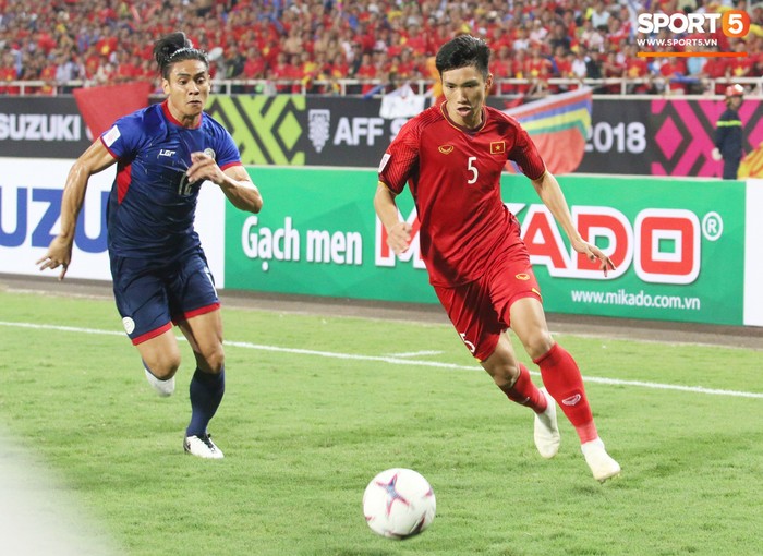 Lý giải bất ngờ của mẹ Văn Hậu về bức ảnh nhìn như thôi miên cậu con trai tại AFF Cup 2018 - Ảnh 6.