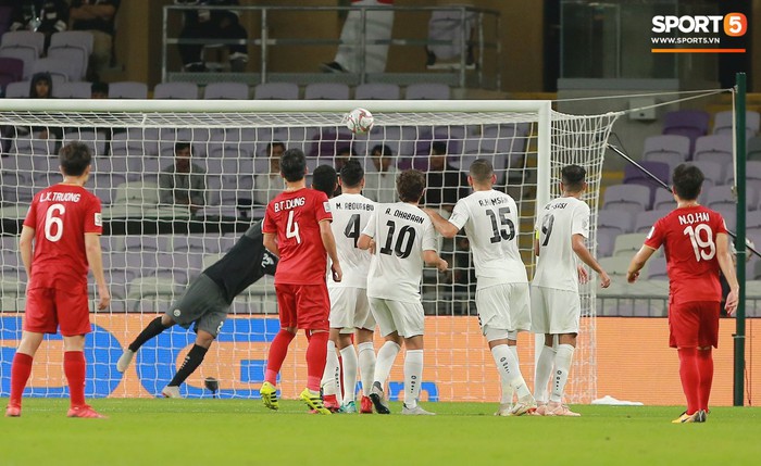 Quang Hải ăn mừng cực nhiệt khi tái hiện siêu phẩm cầu vồng tại Asian Cup 2019 - Ảnh 2.