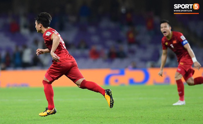 Quang Hải ăn mừng cực nhiệt khi tái hiện siêu phẩm cầu vồng tại Asian Cup 2019 - Ảnh 4.