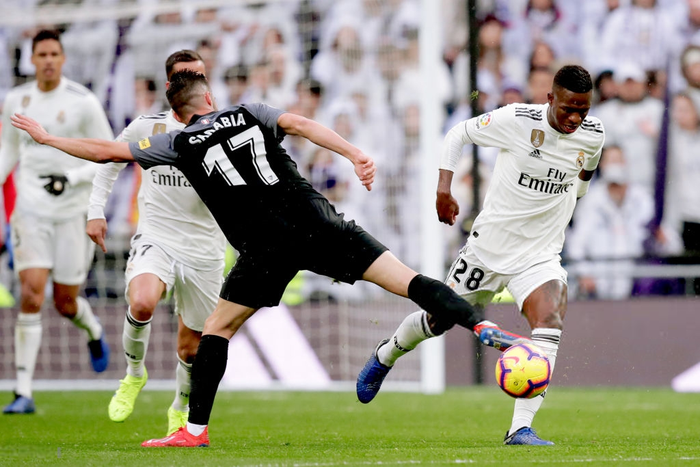 Đánh bại Sevilla trên sân nhà, Real Madrid giành luôn vị trí trong top 3 của đối thủ - Ảnh 1.