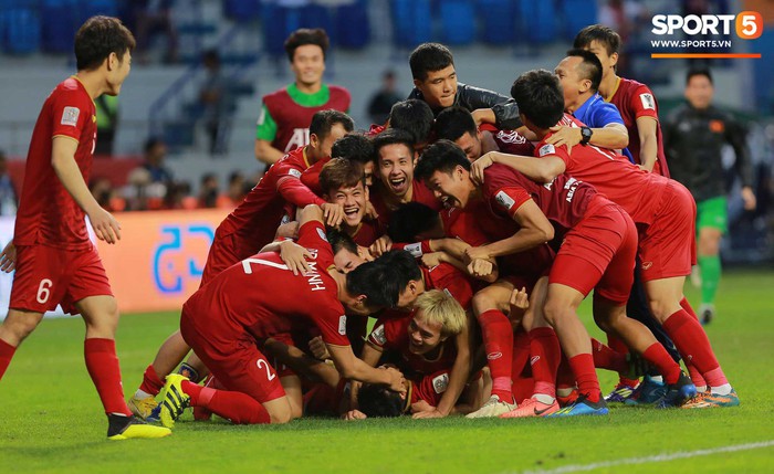 Tuyển Việt Nam vào tứ kết Asian Cup sau loạt luân lưu nghẹt thở - Ảnh 1.