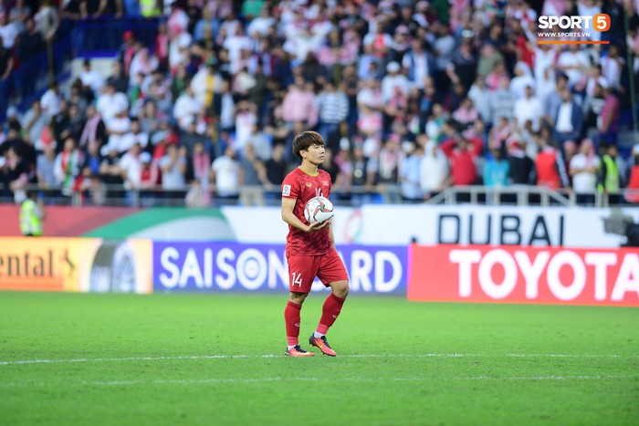 Minh Vương buồn bã khi đá hỏng penalty, nhận ngay màn động viên đáng trân trọng của Quang Hải - Ảnh 2.