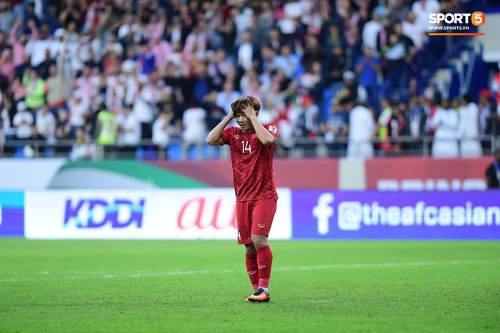 Minh Vương buồn bã khi đá hỏng penalty, nhận ngay màn động viên đáng trân trọng của Quang Hải - Ảnh 3.