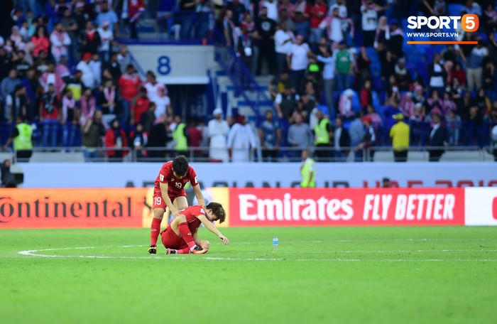 Minh Vương buồn bã khi đá hỏng penalty, nhận ngay màn động viên đáng trân trọng của Quang Hải - Ảnh 4.