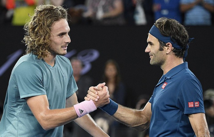 Hot boy quần vợt ôm mặt rớm nước mắt sau khi đánh bại thần tượng Federer ở Australian Open - Ảnh 8.