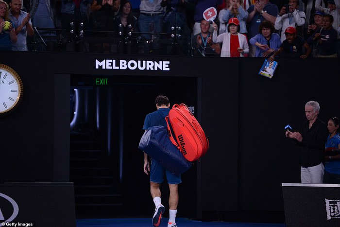 Hot boy quần vợt ôm mặt rớm nước mắt sau khi đánh bại thần tượng Federer ở Australian Open - Ảnh 9.