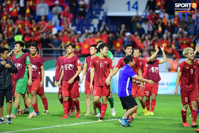 HLV Park Hang-seo lặng lẽ nhìn các học trò ăn mừng chiến thắng lịch sử của đội tuyển Việt Nam - Ảnh 2.