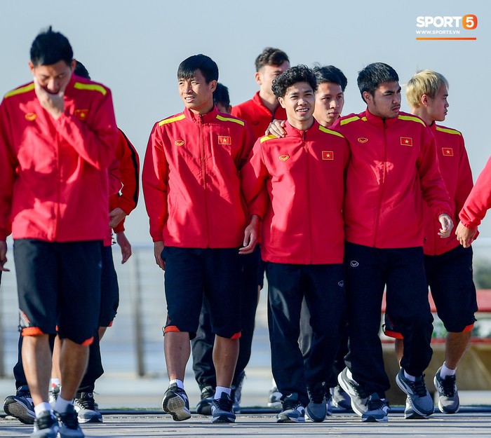 Không ngủ nướng, tuyển Việt Nam tập thể dục thư giãn sáng sớm sau trận thắng Jordan - Ảnh 4.