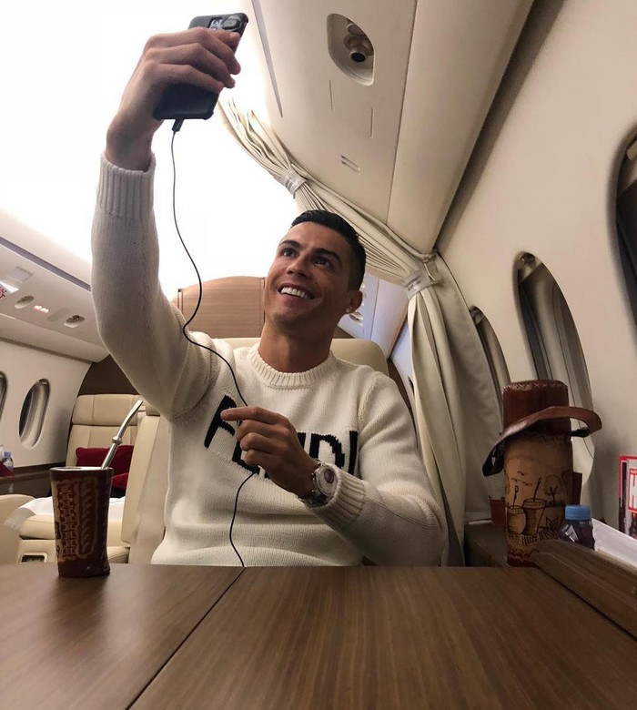 Ronaldo nhận gạch đá vì đăng ảnh sống ảo trên máy bay đúng thời điểm nhạy cảm - Ảnh 1.