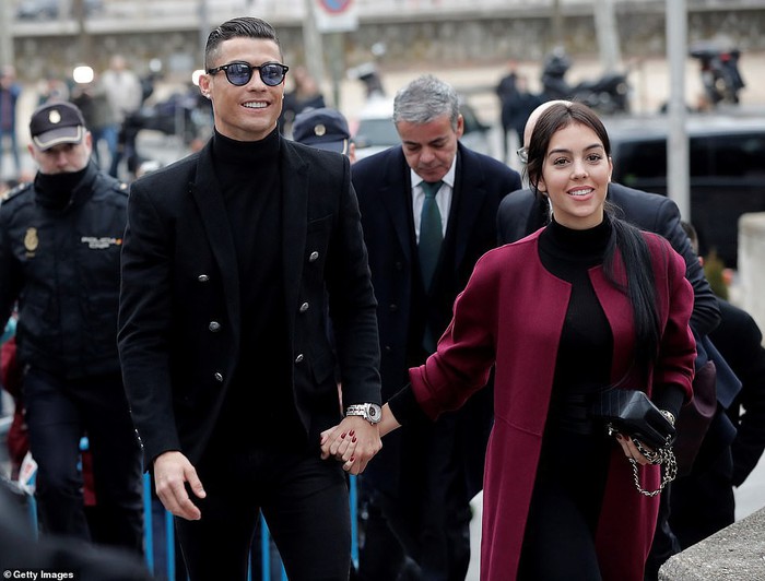 Ra tòa ký nhận án tù treo và nộp phạt 496 tỷ VNĐ, Ronaldo vẫn mặc đẹp như tài tử, tươi cười nắm tay bạn gái - Ảnh 1.