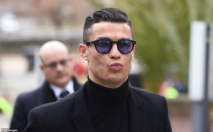 Ra tòa ký nhận án tù treo và nộp phạt 496 tỷ VNĐ, Ronaldo vẫn mặc đẹp như tài tử, tươi cười nắm tay bạn gái - Ảnh 2.