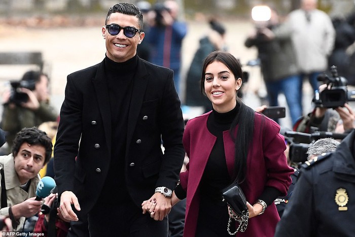 Ra tòa ký nhận án tù treo và nộp phạt 496 tỷ VNĐ, Ronaldo vẫn mặc đẹp như tài tử, tươi cười nắm tay bạn gái - Ảnh 3.