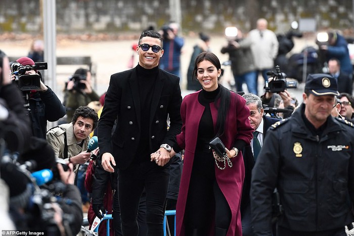 Ra tòa ký nhận án tù treo và nộp phạt 496 tỷ VNĐ, Ronaldo vẫn mặc đẹp như tài tử, tươi cười nắm tay bạn gái - Ảnh 4.