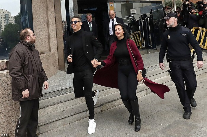 Ra tòa ký nhận án tù treo và nộp phạt 496 tỷ VNĐ, Ronaldo vẫn mặc đẹp như tài tử, tươi cười nắm tay bạn gái - Ảnh 5.