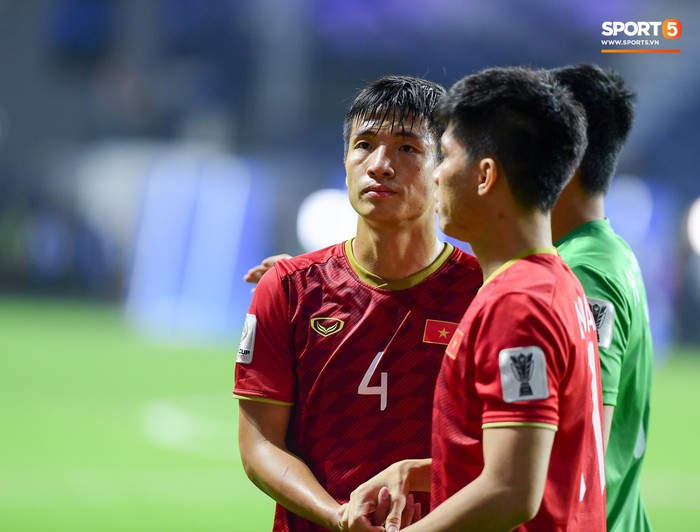 CĐV Việt Nam bật khóc khi chứng kiến các tuyển thủ buồn bã sau thất bại đáng tiếc - Ảnh 3.