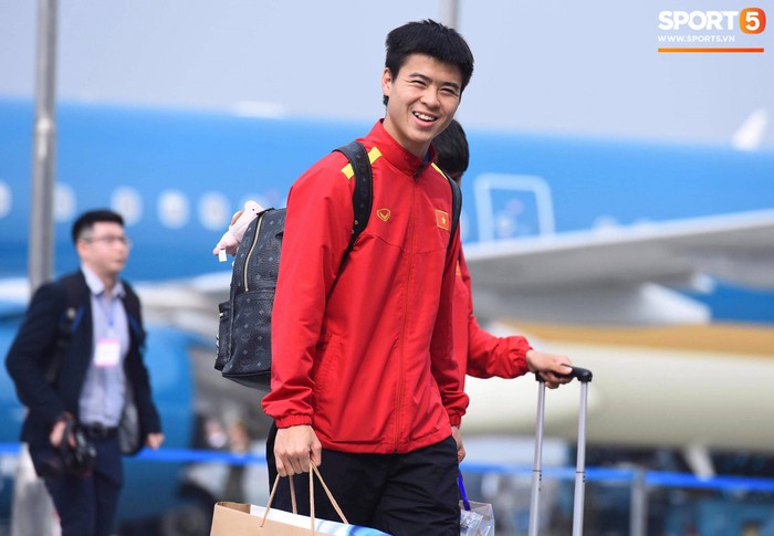 Dàn trai đẹp đội tuyển Việt Nam trở về trong vòng tay của người hâm mộ và gia đình - Ảnh 2.