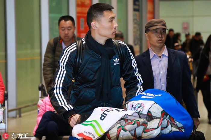 Sau Asian Cup, cầu thủ Trung Quốc về nước trong sự cô đơn, đưa ánh mắt buồn dáo dác kiếm tìm người hâm mộ - Ảnh 4.