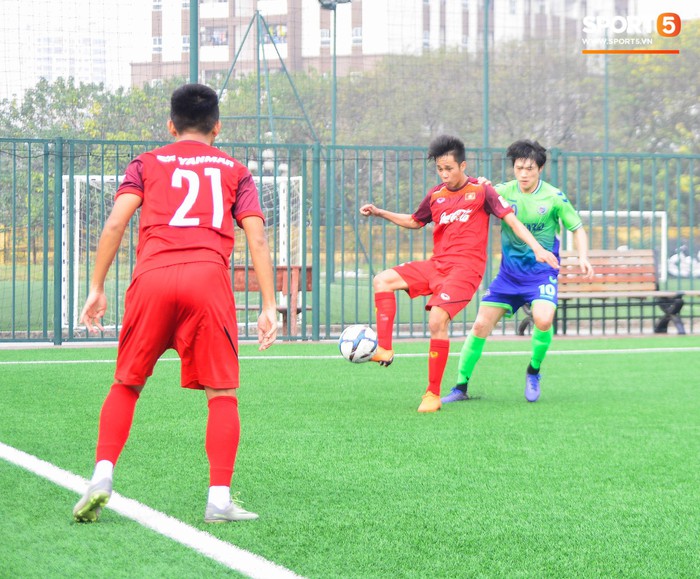 Bất chấp cái Tết cận kề, các cầu thủ U22 Việt Nam vẫn quyết tâm tập luyện, thi đấu với đội bóng Hàn Quốc - Ảnh 2.