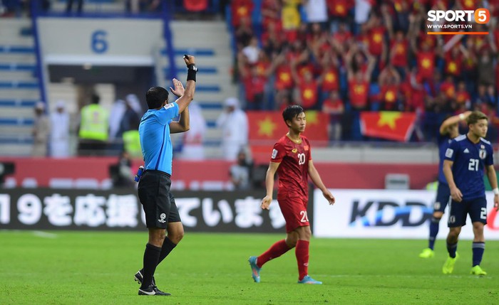 Lần đầu tiên xuất hiện ở Asian Cup, VAR ngay lập tức cứu Việt Nam thoát bàn thua oan uổng - Ảnh 4.
