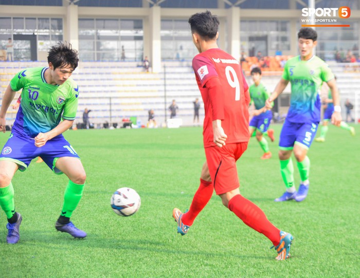 Bất chấp cái Tết cận kề, các cầu thủ U22 Việt Nam vẫn quyết tâm tập luyện, thi đấu với đội bóng Hàn Quốc - Ảnh 3.