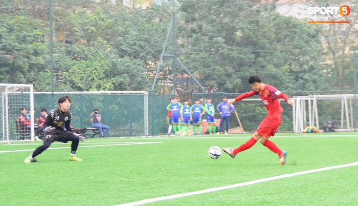 Bất chấp cái Tết cận kề, các cầu thủ U22 Việt Nam vẫn quyết tâm tập luyện, thi đấu với đội bóng Hàn Quốc - Ảnh 9.
