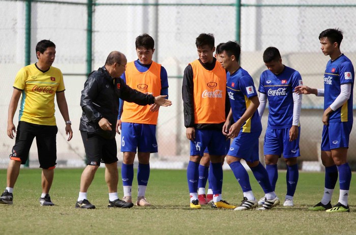 HLV Park Hang-seo và các học trò khẩn trương chuẩn bị cho trận mở màn Asian Cup 2019 - Ảnh 6.