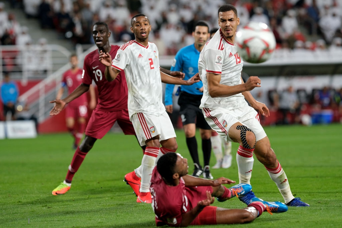 Cầu thủ UAE thúc cùi chỏ thô bạo vào mặt đồng nghiệp Qatar và bị trừng phạt thích đáng bởi VAR - Ảnh 3.