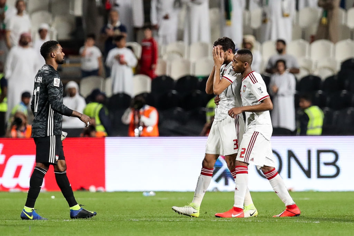 Cầu thủ UAE suy sụp, bật khóc nức nở sau trận thua mất mặt trước Qatar - Ảnh 2.