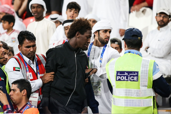 Cầu thủ UAE suy sụp, bật khóc nức nở sau trận thua mất mặt trước Qatar - Ảnh 11.