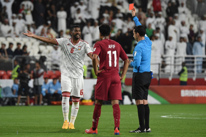 Cầu thủ UAE thúc cùi chỏ thô bạo vào mặt đồng nghiệp Qatar và bị trừng phạt thích đáng bởi VAR - Ảnh 4.