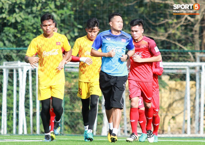 Đội tuyển U22 Việt Nam thích thú với cuộc thi tâng bóng của ban huấn luyện - Ảnh 2.