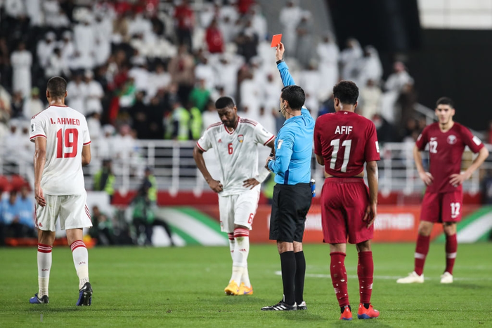 Cầu thủ UAE thúc cùi chỏ thô bạo vào mặt đồng nghiệp Qatar và bị trừng phạt thích đáng bởi VAR - Ảnh 5.