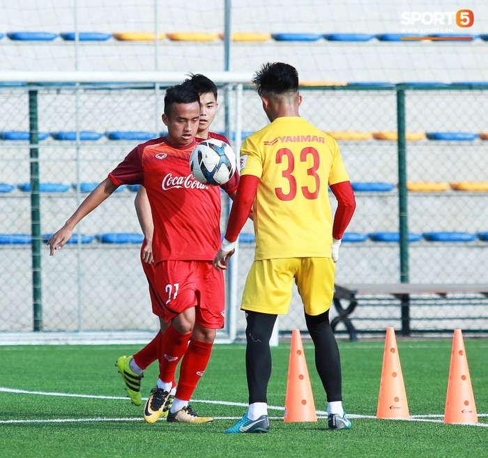 Đội tuyển U22 Việt Nam thích thú với cuộc thi tâng bóng của ban huấn luyện - Ảnh 3.